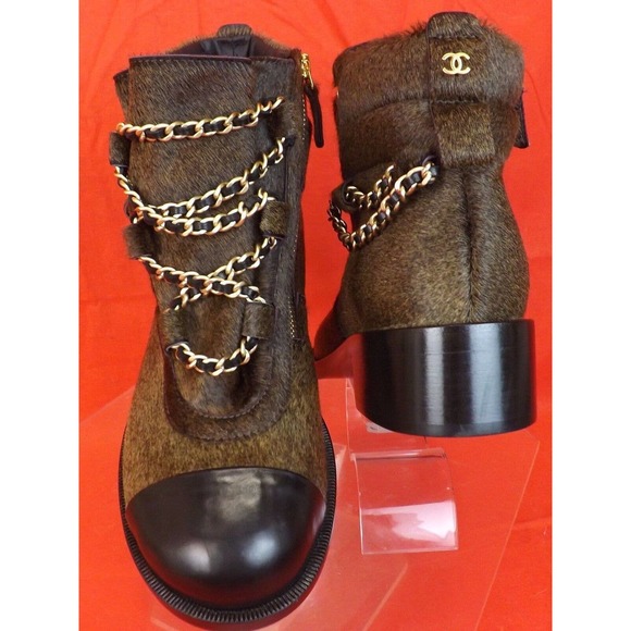 NIB CHANEL BROWN GOLD CHARMS CHAIN BLACK CAP TOE PONY HAIR ANKLE BOOTS 38.5 $2K - Picture 8 of 12